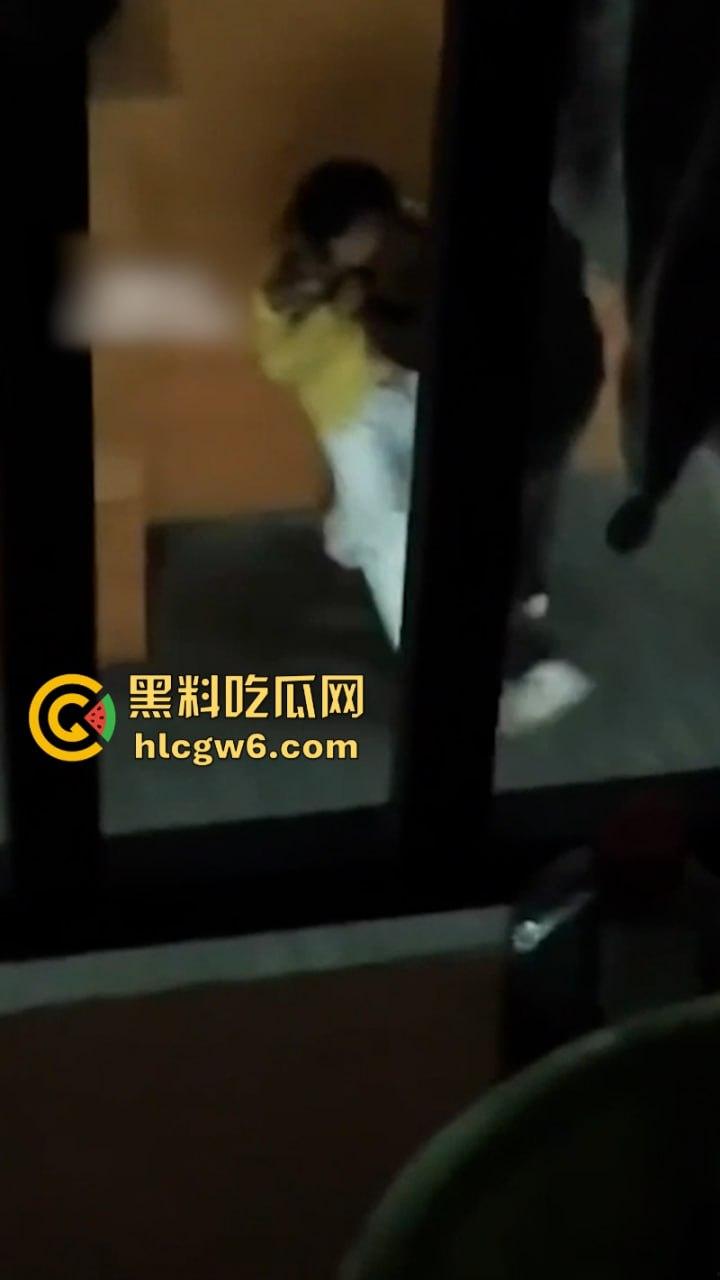 广西建设职业技术学院情侣无人角落野战泄欲被拍 掐脖耳光强制口爆 这妹子是个M吧?-6