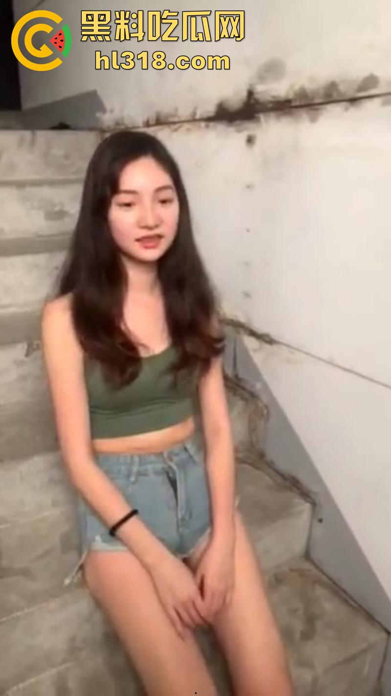 摄影师私拍长腿嫩妹,顶级身材颜值女神,逆天大长腿配饱满蜜桃臀,这种嫩模谁能扛得住啊!-1