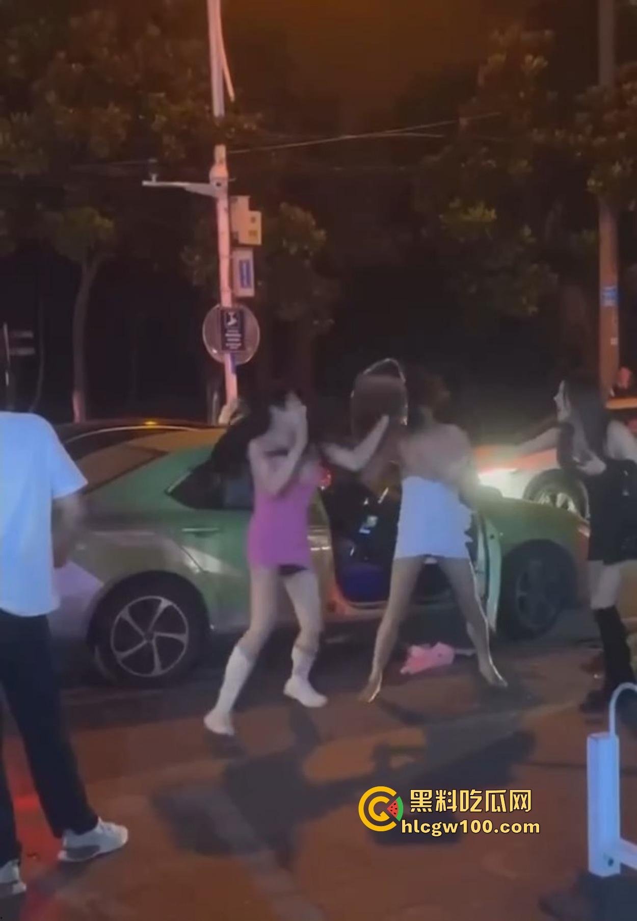 TS街头大战为了抢出租车,小姐姐打得像古惑仔,但声音竟然超出预期,让人笑喷了!-1