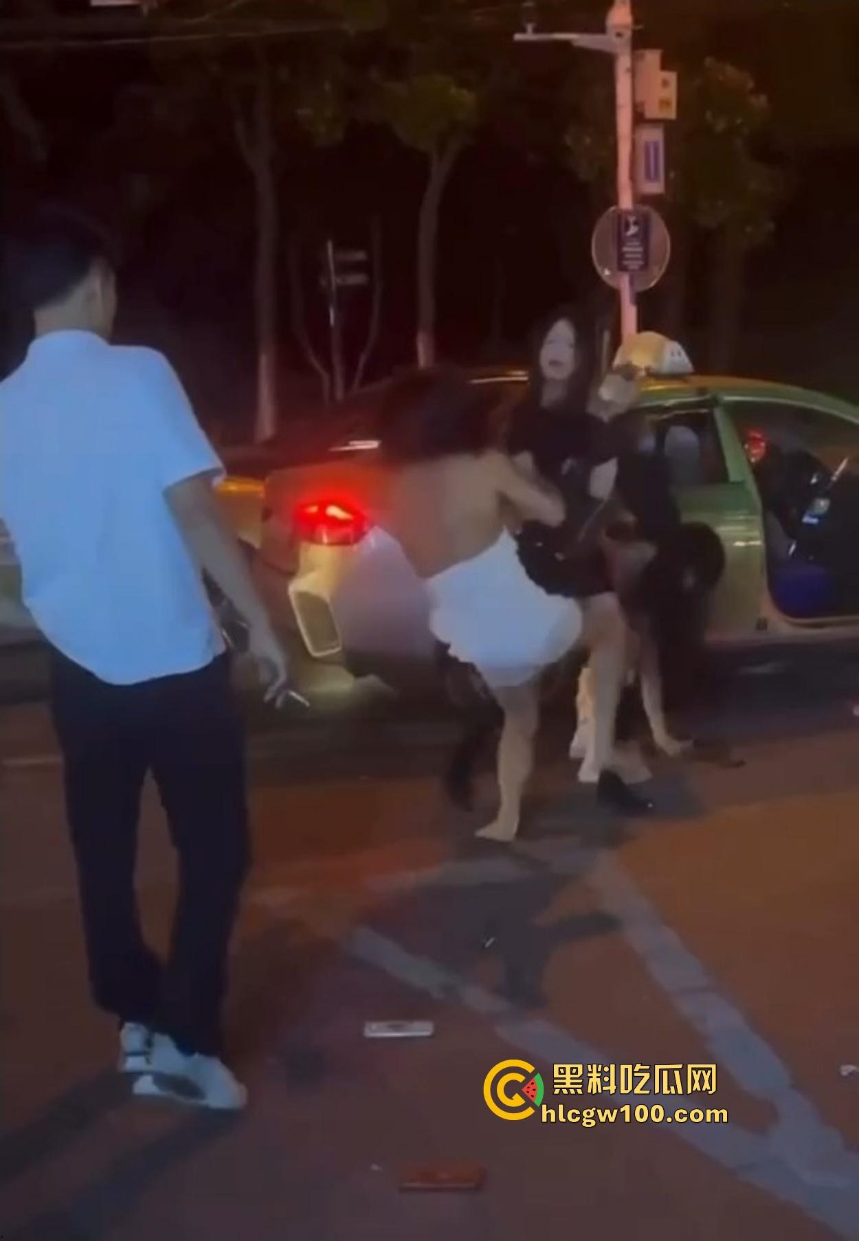 TS街头大战为了抢出租车,小姐姐打得像古惑仔,但声音竟然超出预期,让人笑喷了!-3