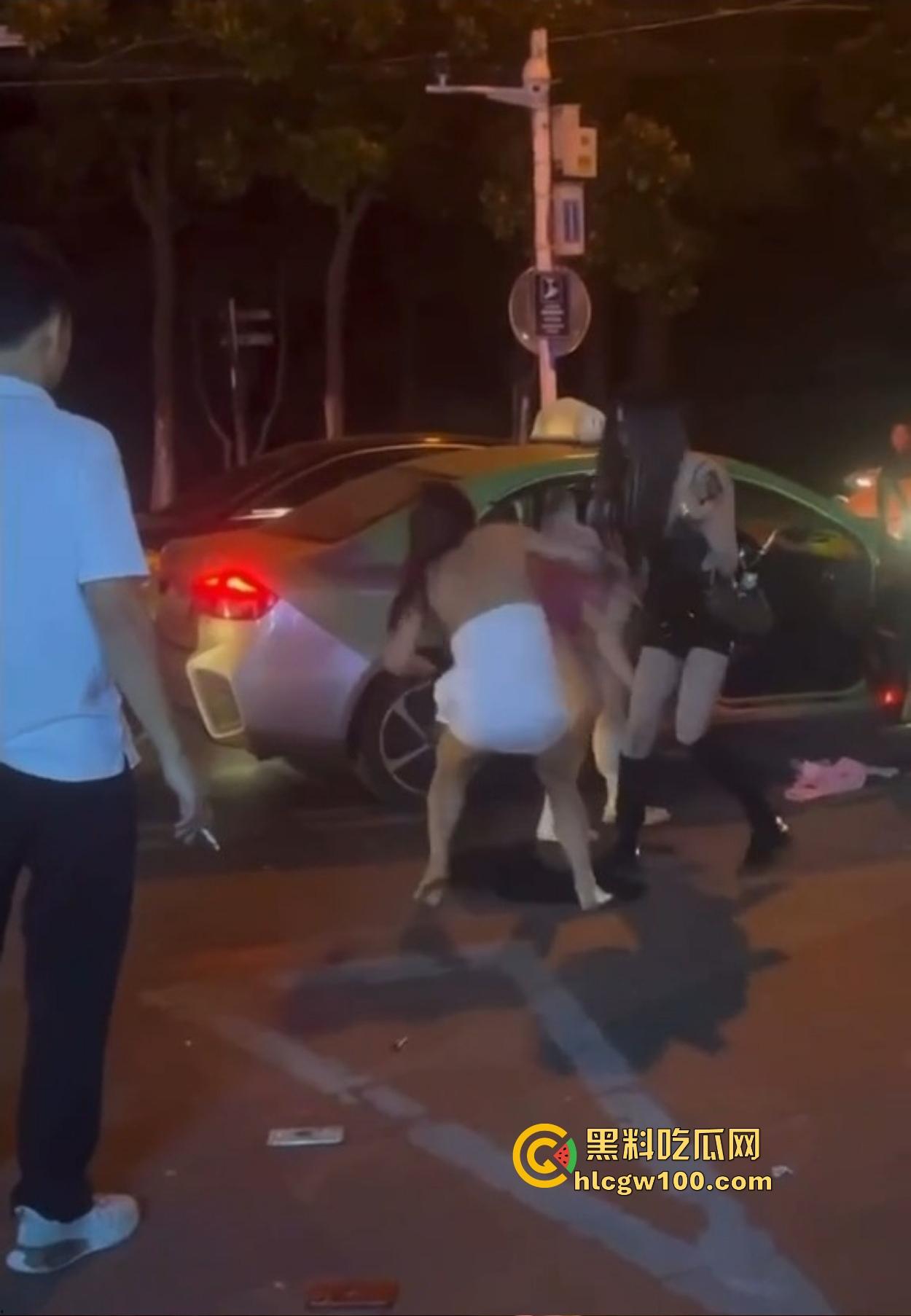 TS街头大战为了抢出租车,小姐姐打得像古惑仔,但声音竟然超出预期,让人笑喷了!-4