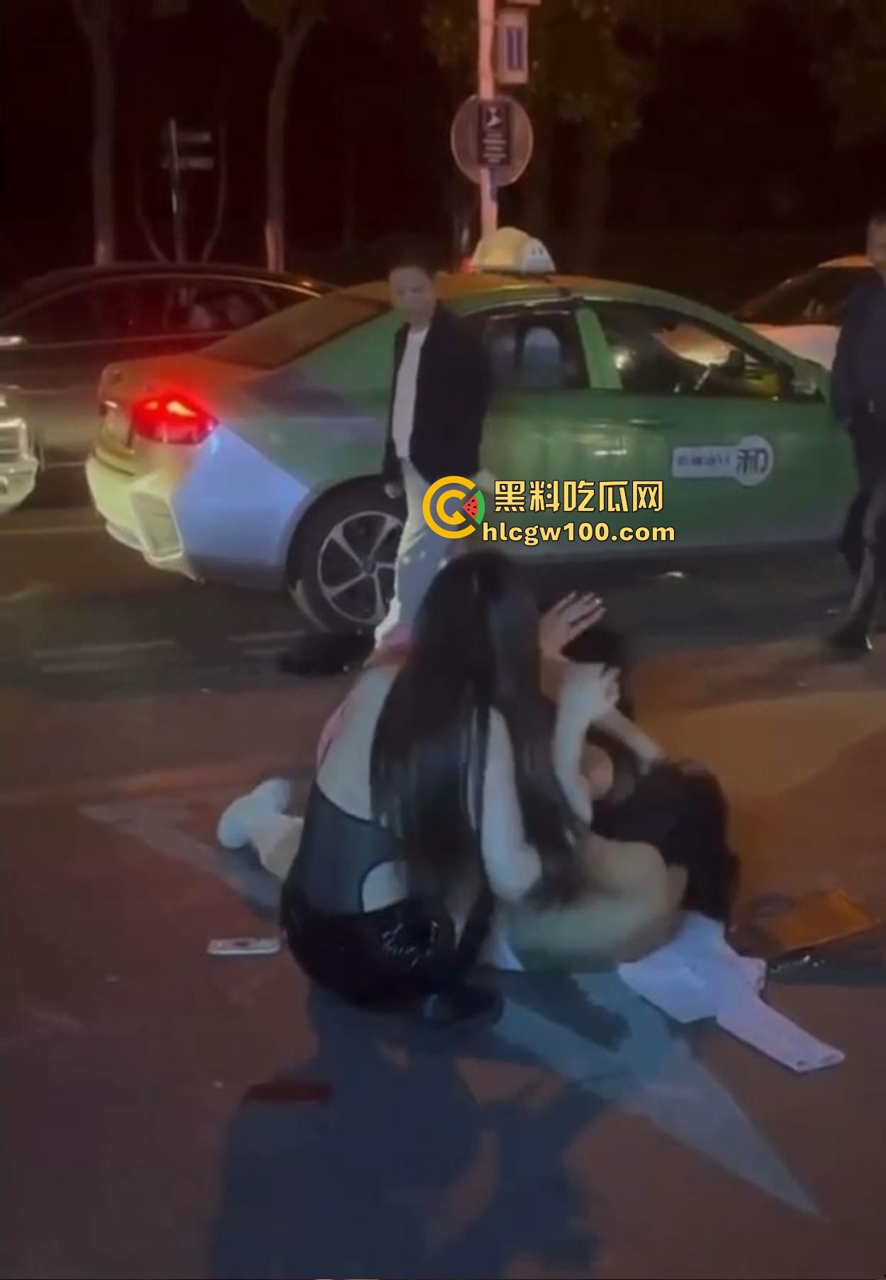 TS街头大战为了抢出租车,小姐姐打得像古惑仔,但声音竟然超出预期,让人笑喷了!-6