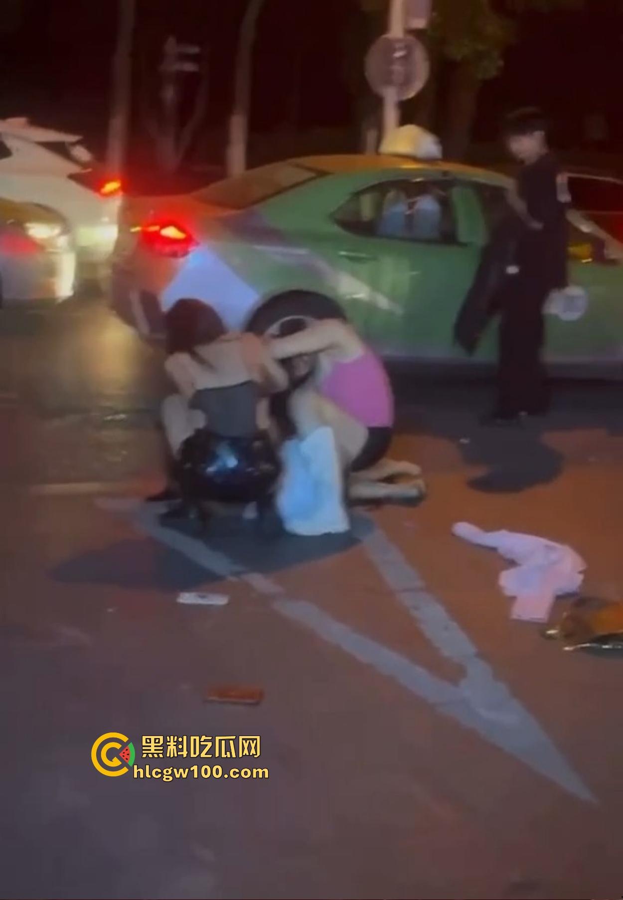 TS街头大战为了抢出租车,小姐姐打得像古惑仔,但声音竟然超出预期,让人笑喷了!-9