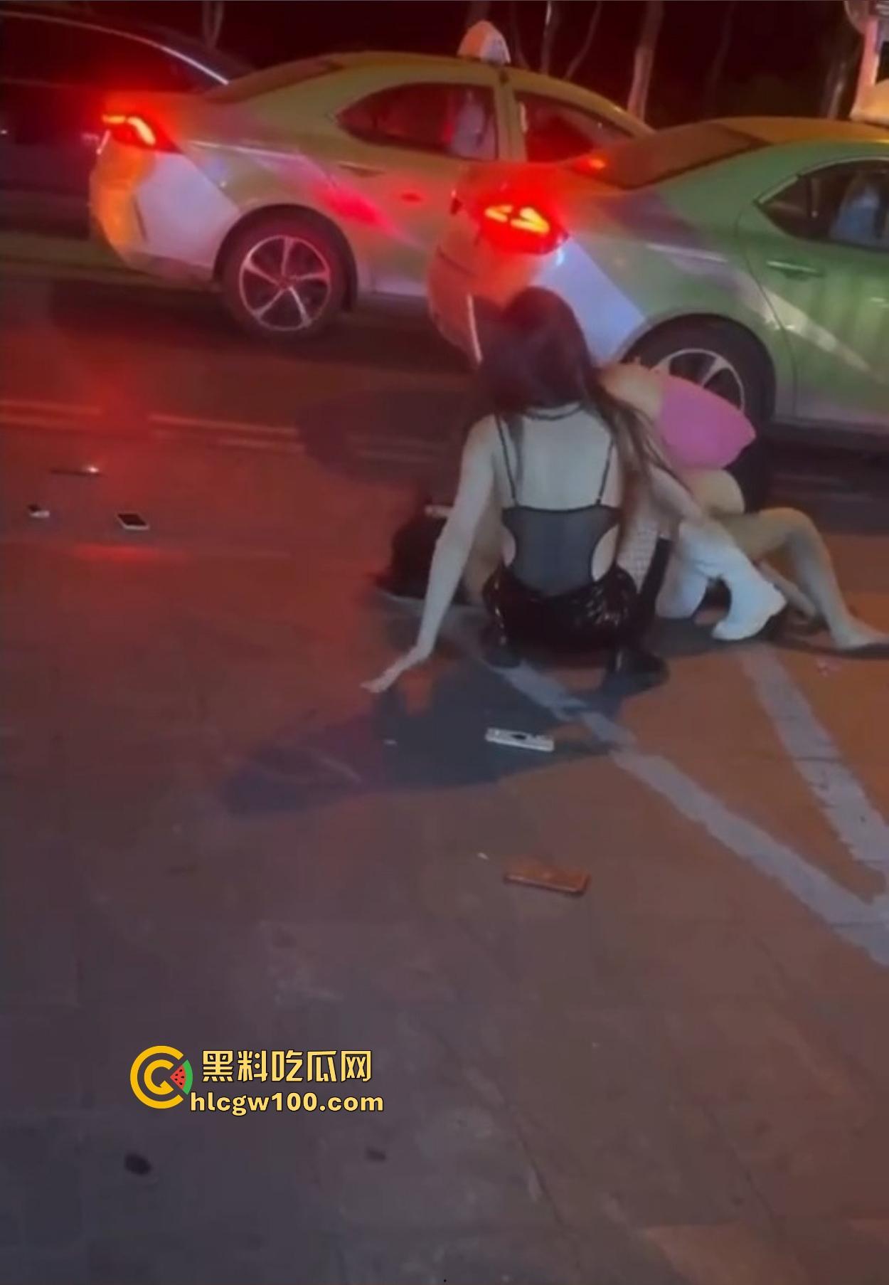 TS街头大战为了抢出租车,小姐姐打得像古惑仔,但声音竟然超出预期,让人笑喷了!-10