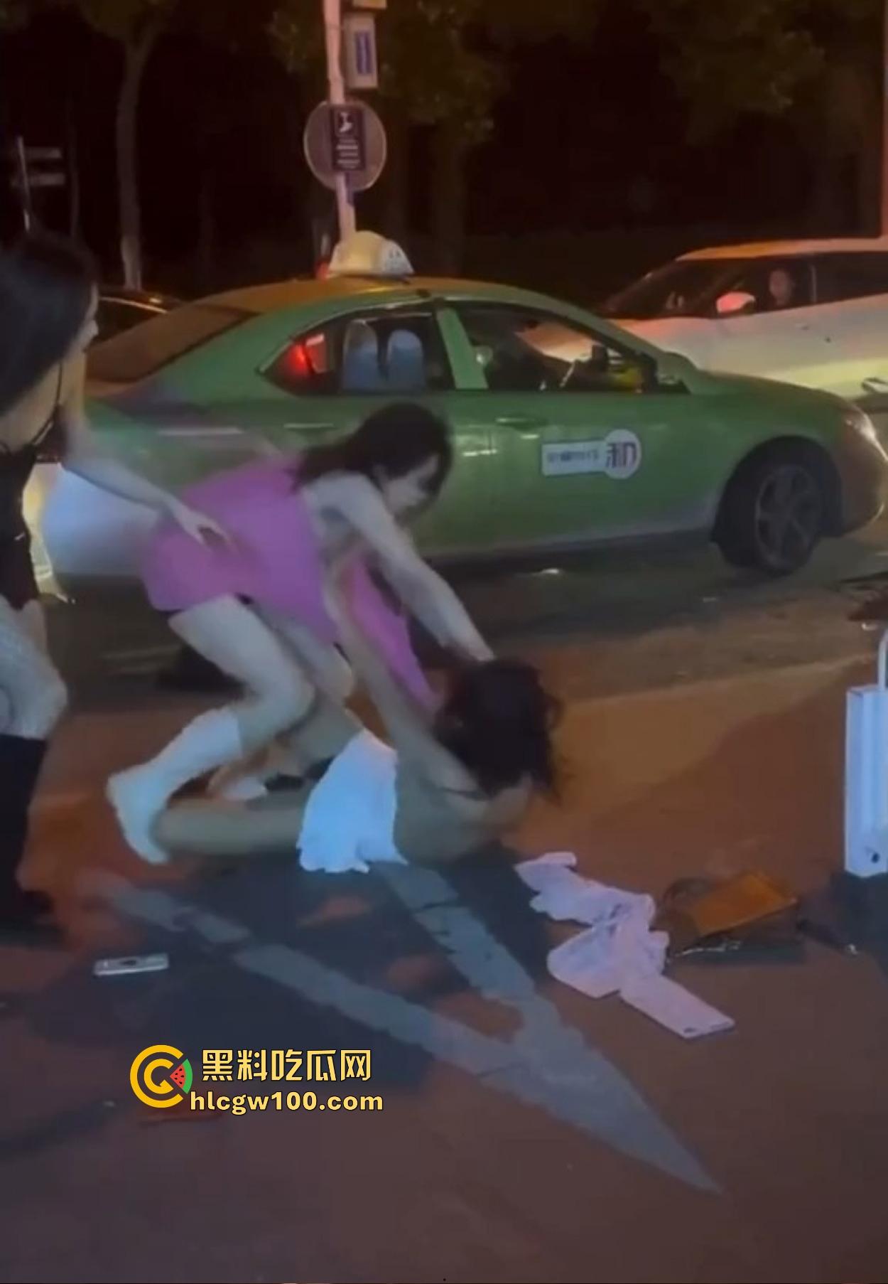 TS街头大战为了抢出租车,小姐姐打得像古惑仔,但声音竟然超出预期,让人笑喷了!-11