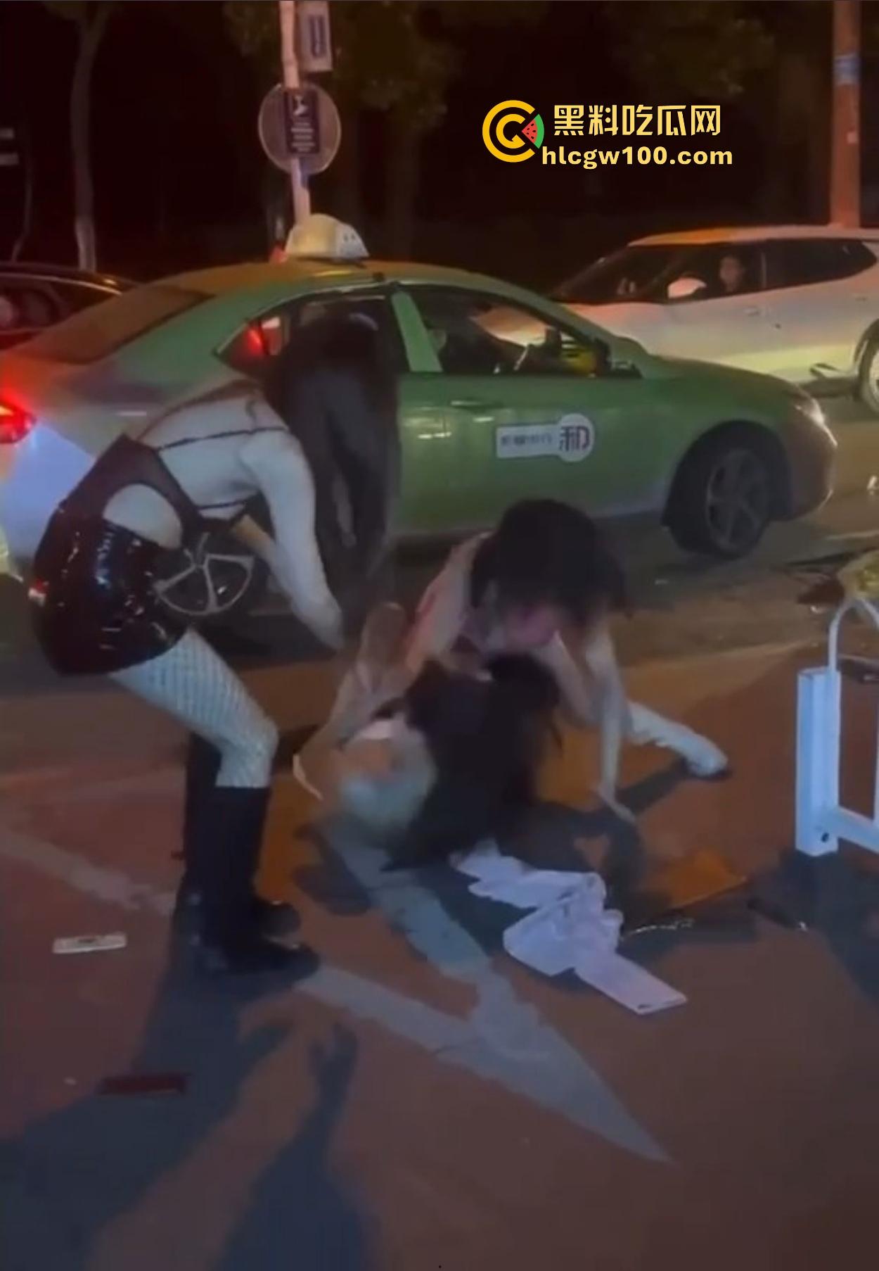 TS街头大战为了抢出租车,小姐姐打得像古惑仔,但声音竟然超出预期,让人笑喷了!-12