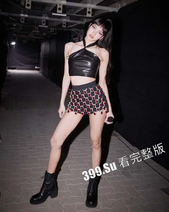 韩国女团「BLACKPINK」Lisa 在巡演中疑似不传内裤鲍鱼轮廓一览无余,网友:Lisa 现在已经成中分了-1