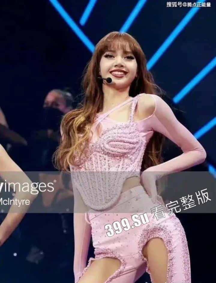 韩国女团「BLACKPINK」Lisa 在巡演中疑似不传内裤鲍鱼轮廓一览无余,网友:Lisa 现在已经成中分了-4