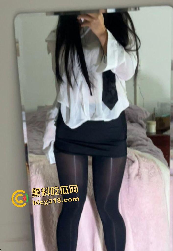 上海大学生反差婊【欧阳平】自拍勾男友，竟在户外被金主大操骚逼，高潮喷水都能给地上的蚂蚁洗澡了！-3