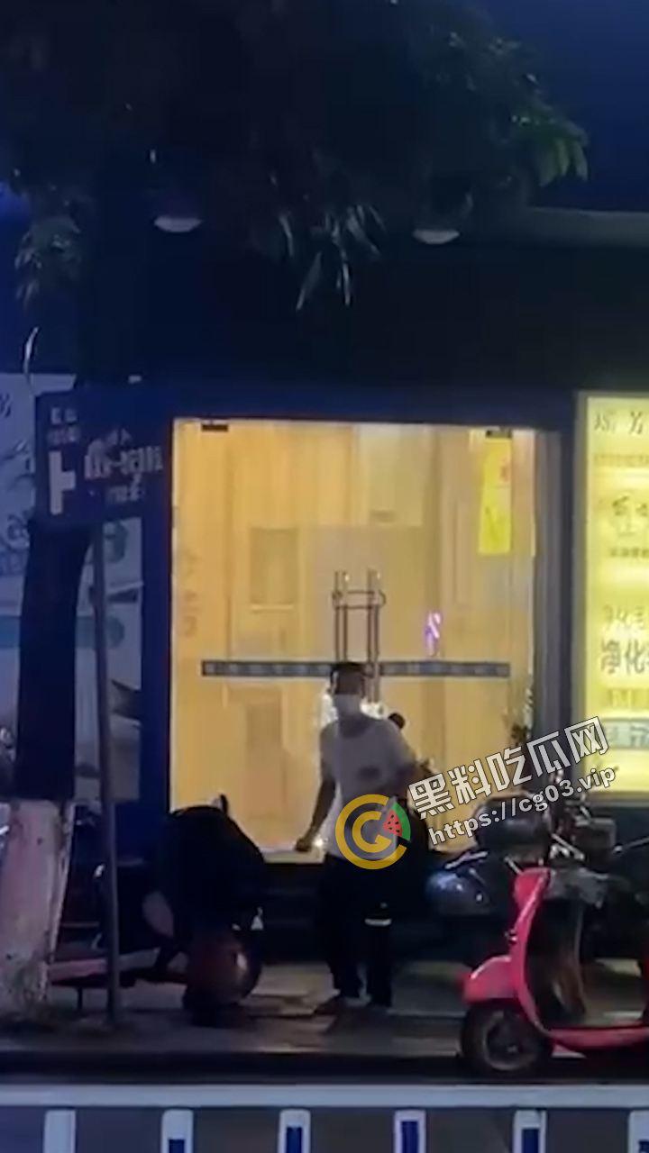 嚣张!广西容县城北路少年砍人 与警察互博 砍伤警察 拒不伏法 嚣张至极-2