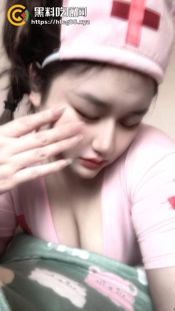 山西【马元媛】幼儿园老骚猪穿护士装被男人操翻天，奶子抖得像猪脸肉，白天教娃晚上舔屌！-13