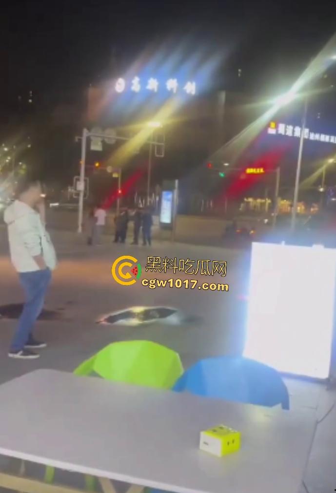 达州街头“刀皇”用菜刀袭警,小冲突变警匪大戏,警车撞击刀皇还能立马站起来,女友抱腿才能制服,太牛逼了!-1