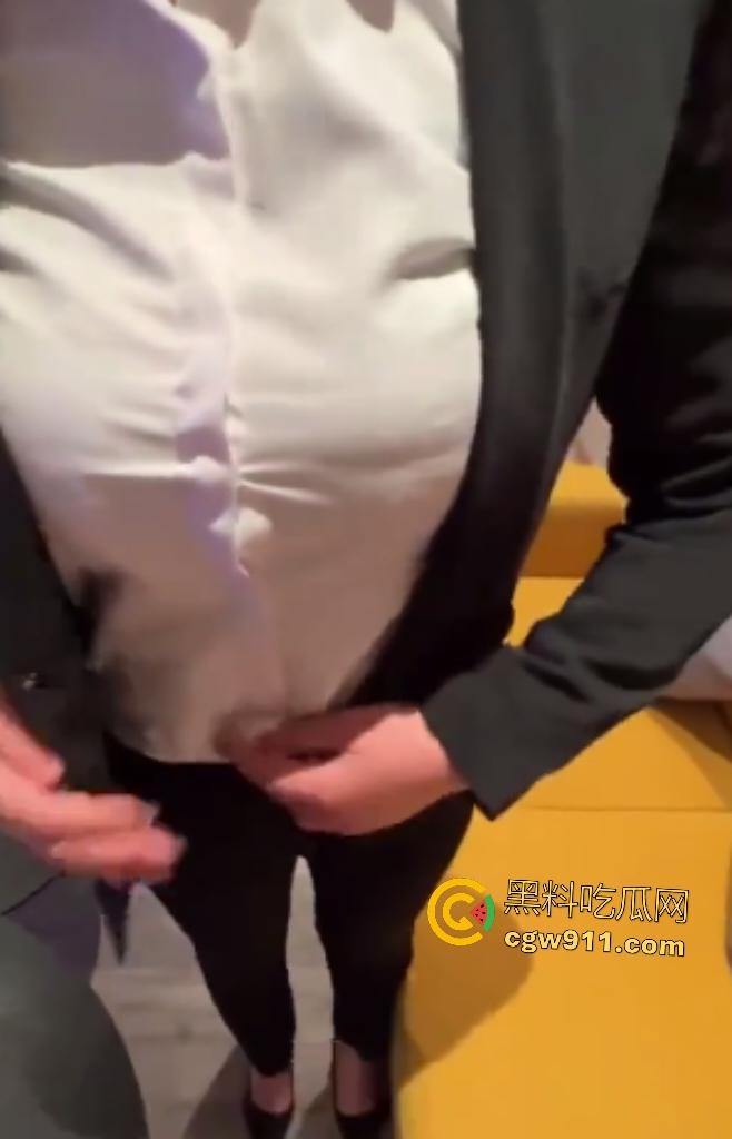 干销售的亲姐姐肥臀勾魂，姐弟直接酒店激战，内射狂灌骚穴，填补了姐姐单身多年的寂寞！-1