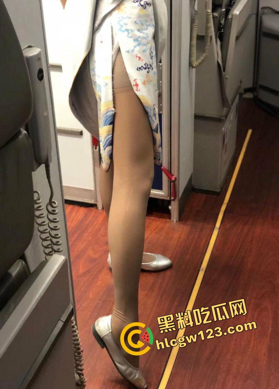 厦门航空极品空姐【赵雪】黑丝开档骑乘爆插,这逼值五星,被爆操到喊出航班号,制服没脱先脱内裤!-4