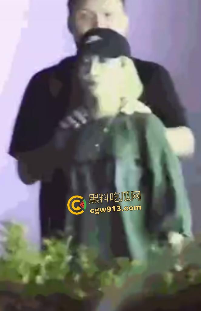 娱乐圈大瓜,车澈离婚原因曝光，街头和乃万亲热拥抱，疑似潜规则视频流出，rap圈玩的都这么猛？-3