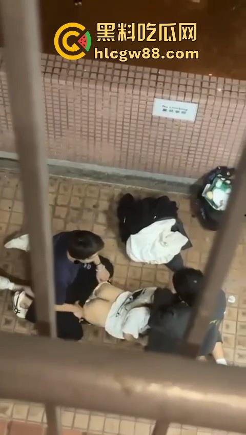 热门事件!香港屋苑平台3P野战偷拍!女孩被2男前后夹击操的热火朝天 跪地被猛插口爆刺激!-7