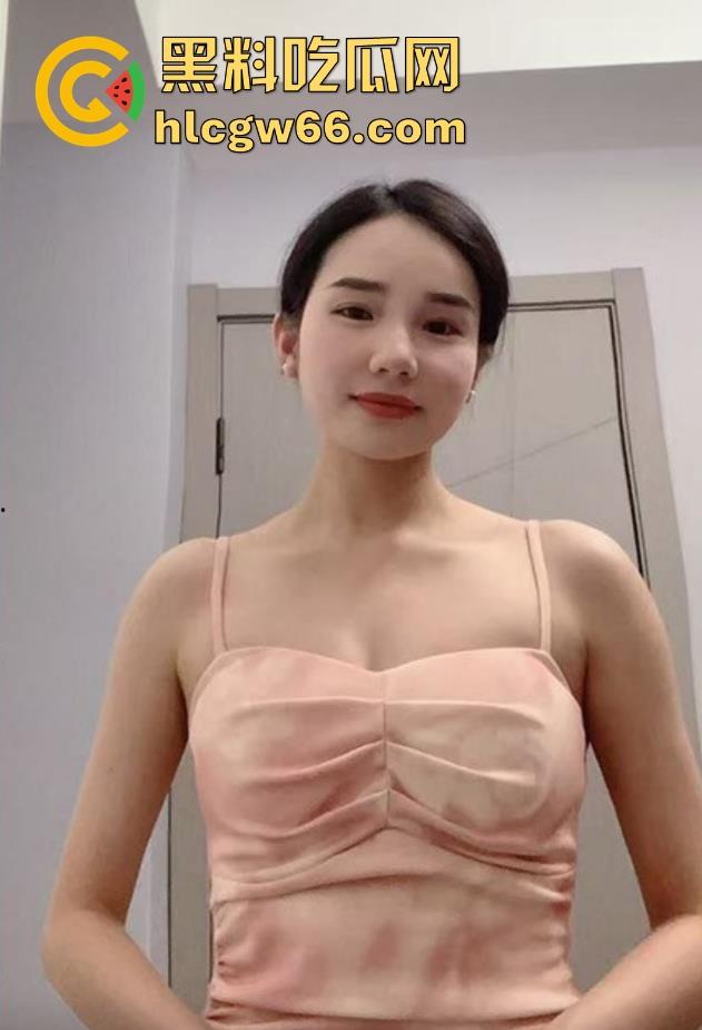 海角乱伦之大胸妹妹会喷奶 在客厅忍不住拔下妹妹衣服强行做爱 哺乳期的妹妹奶水香甜无比-2