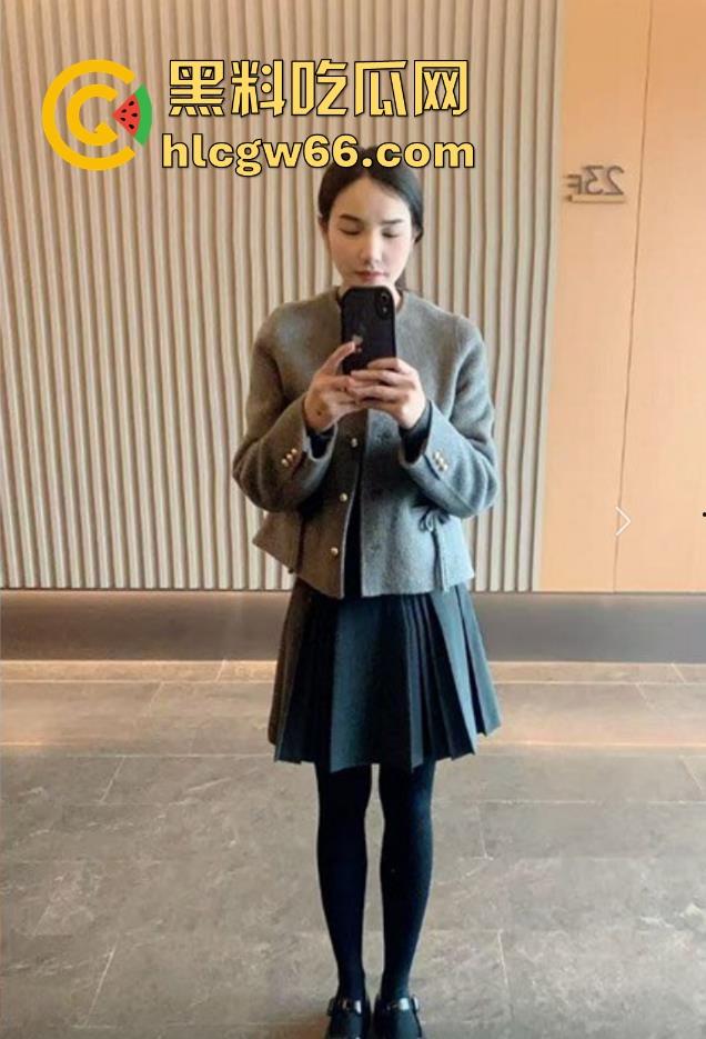 海角乱伦之大胸妹妹会喷奶 在客厅忍不住拔下妹妹衣服强行做爱 哺乳期的妹妹奶水香甜无比-3