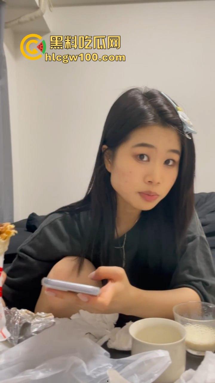 太原研一妹【卓芊芊】开房等操!啤酒烧烤只是幌子小哥洗完澡直接吃她,操到高潮几次内射满床,这学生爱情真纯洁!-12