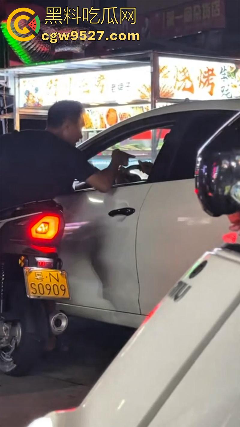 潮汕两男子打架,因车辆剐蹭疯狂对骂,下车互殴以为是王者,结果却是俩青铜,一顿出招未伤分毫!-1