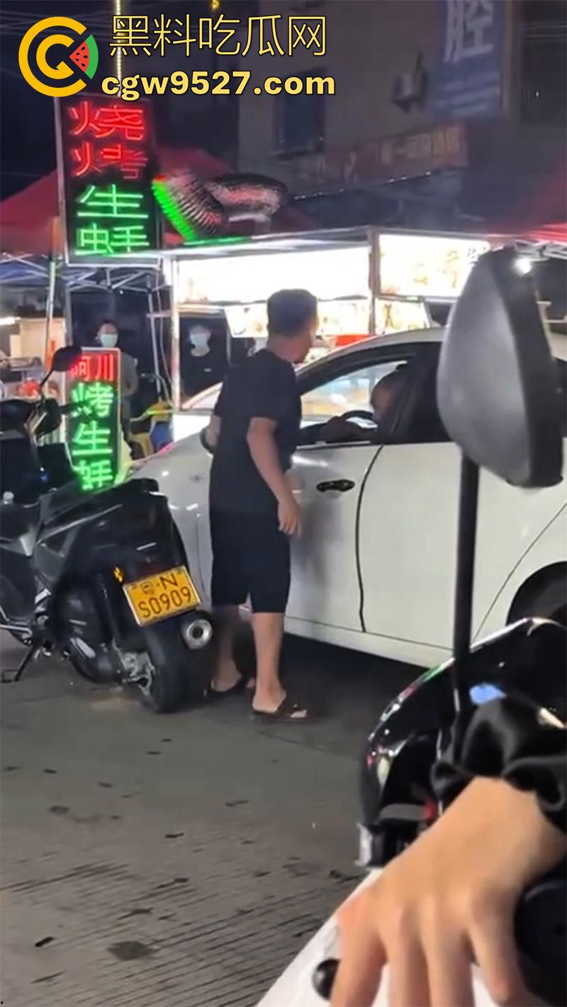 潮汕两男子打架,因车辆剐蹭疯狂对骂,下车互殴以为是王者,结果却是俩青铜,一顿出招未伤分毫!-2