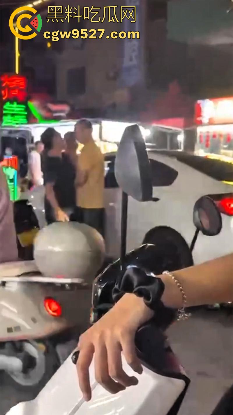 潮汕两男子打架,因车辆剐蹭疯狂对骂,下车互殴以为是王者,结果却是俩青铜,一顿出招未伤分毫!-3