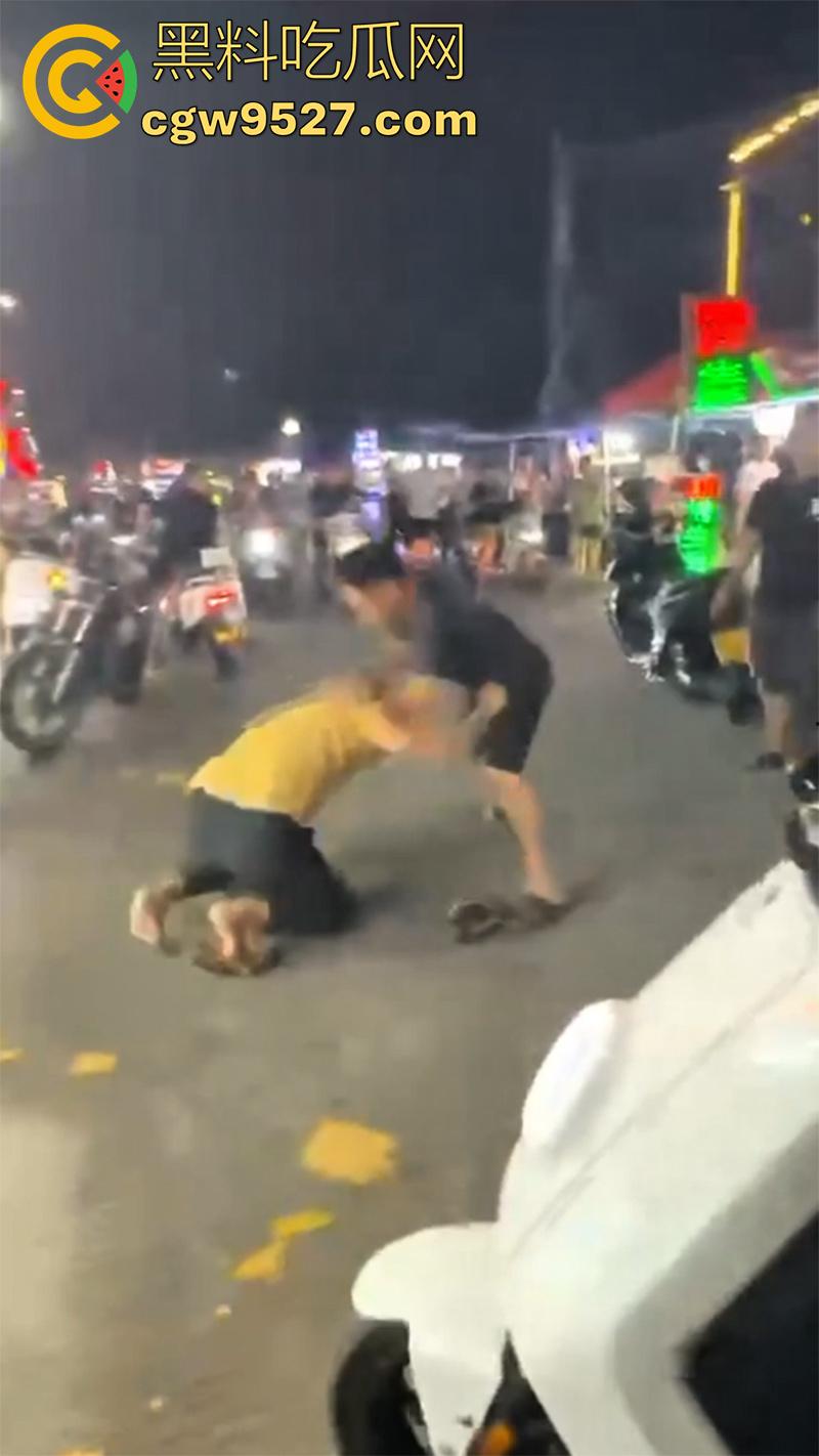 潮汕两男子打架,因车辆剐蹭疯狂对骂,下车互殴以为是王者,结果却是俩青铜,一顿出招未伤分毫!-4