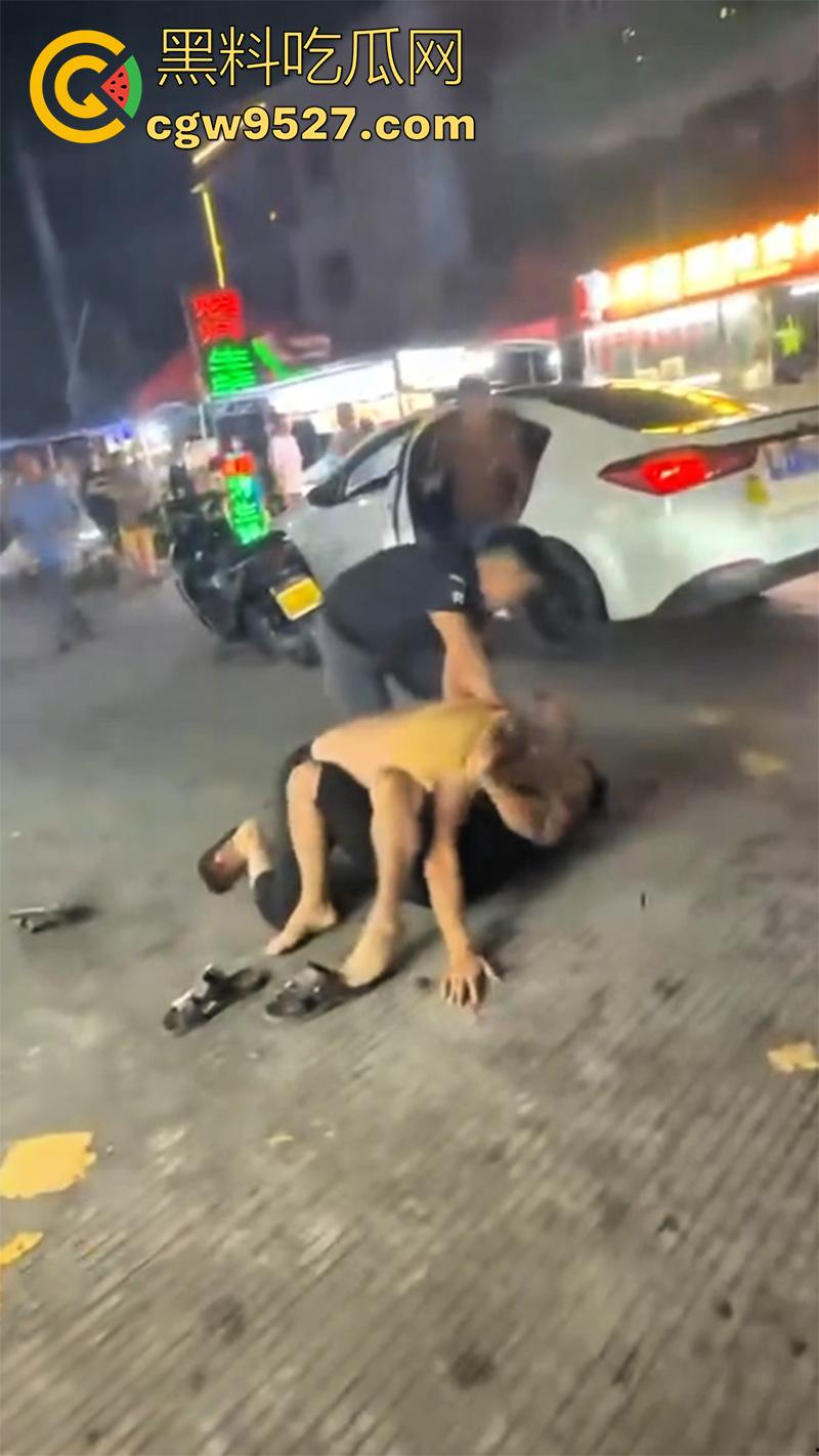 潮汕两男子打架,因车辆剐蹭疯狂对骂,下车互殴以为是王者,结果却是俩青铜,一顿出招未伤分毫!-5