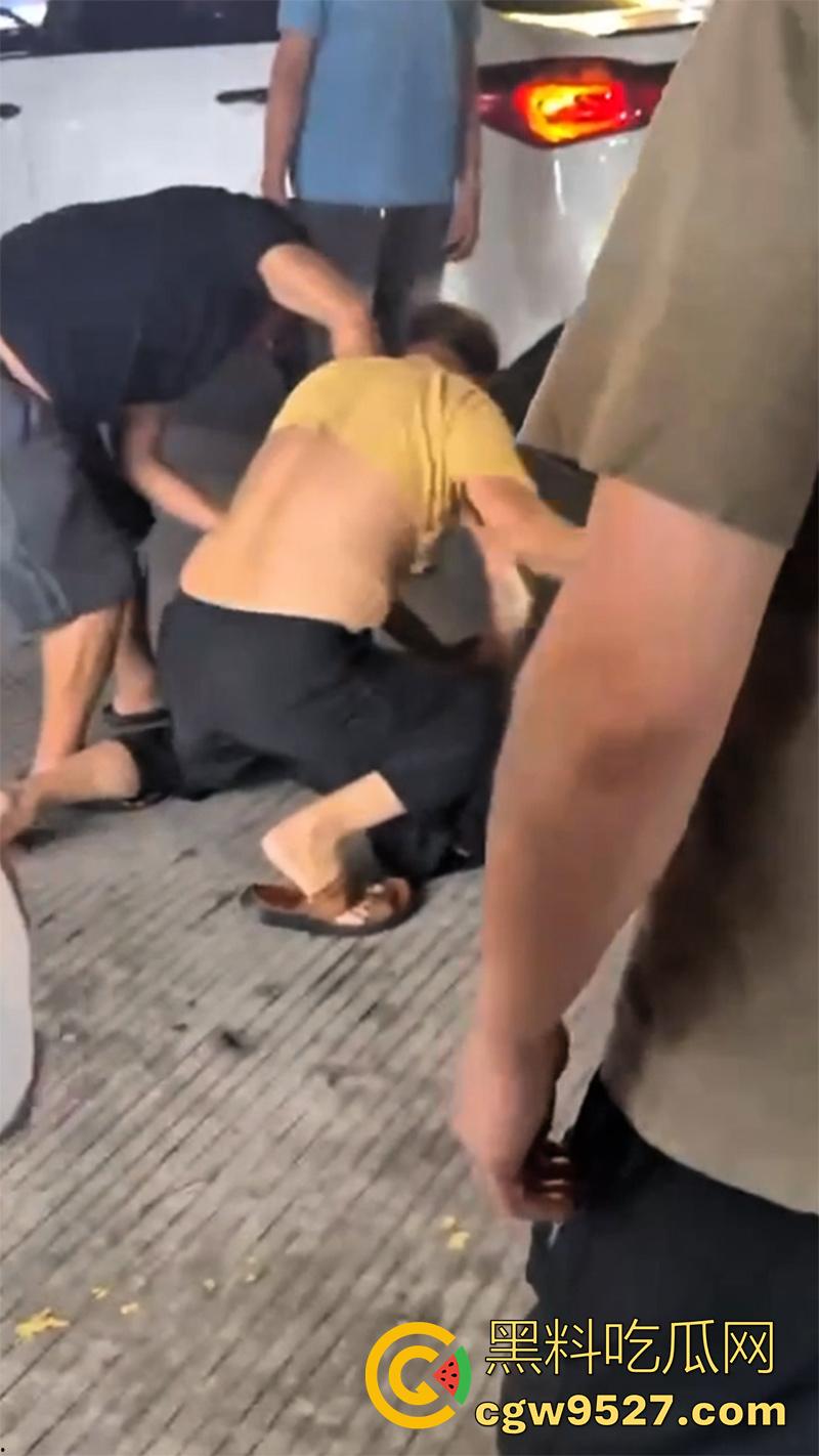 潮汕两男子打架,因车辆剐蹭疯狂对骂,下车互殴以为是王者,结果却是俩青铜,一顿出招未伤分毫!-6