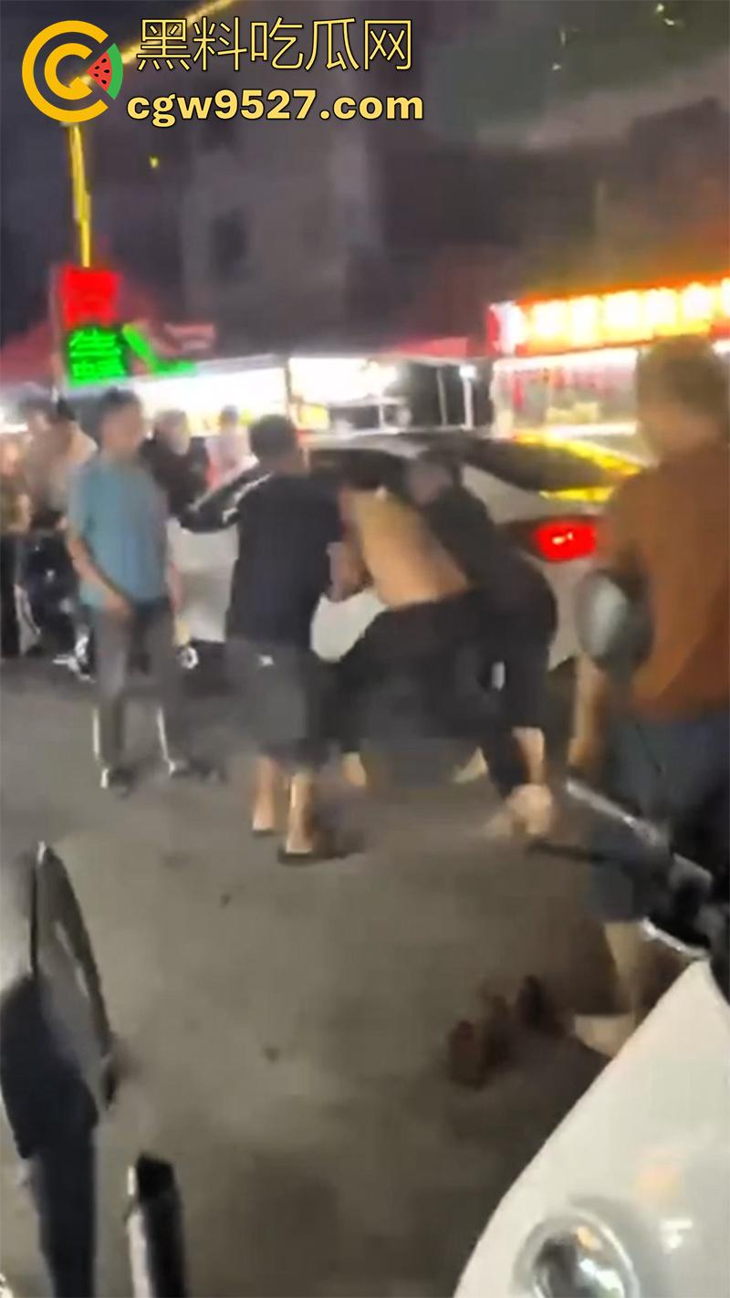 潮汕两男子打架,因车辆剐蹭疯狂对骂,下车互殴以为是王者,结果却是俩青铜,一顿出招未伤分毫!-7
