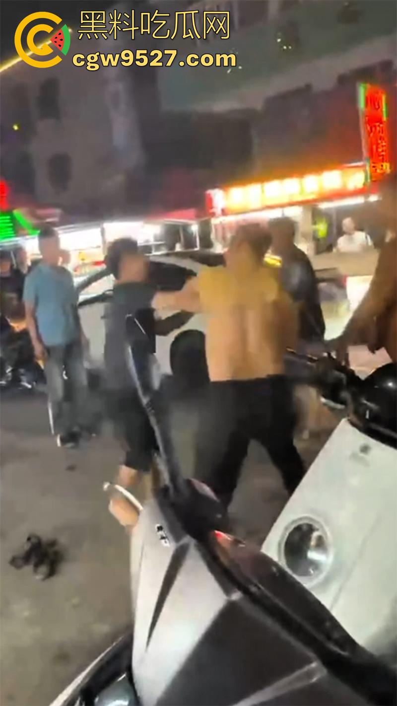 潮汕两男子打架,因车辆剐蹭疯狂对骂,下车互殴以为是王者,结果却是俩青铜,一顿出招未伤分毫!-8