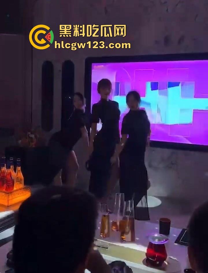 KTV包厢的淫乱现场 汉服美女曼妙舞姿后脱衣艳舞大秀 白皙娇躯性感内衣尽显 扭臀热舞媚眼挑逗 诱惑到极致!-1