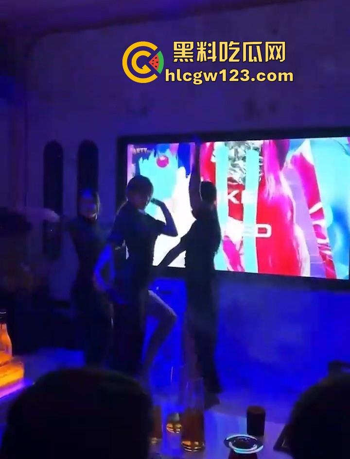 KTV包厢的淫乱现场 汉服美女曼妙舞姿后脱衣艳舞大秀 白皙娇躯性感内衣尽显 扭臀热舞媚眼挑逗 诱惑到极致!-2