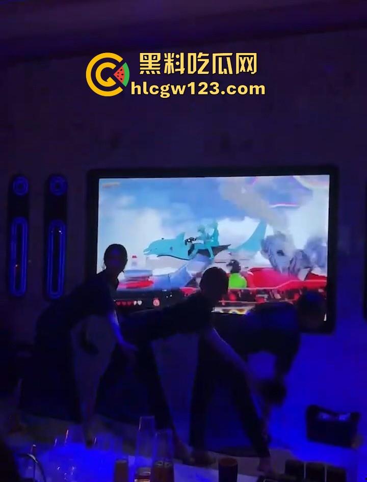 KTV包厢的淫乱现场 汉服美女曼妙舞姿后脱衣艳舞大秀 白皙娇躯性感内衣尽显 扭臀热舞媚眼挑逗 诱惑到极致!-3