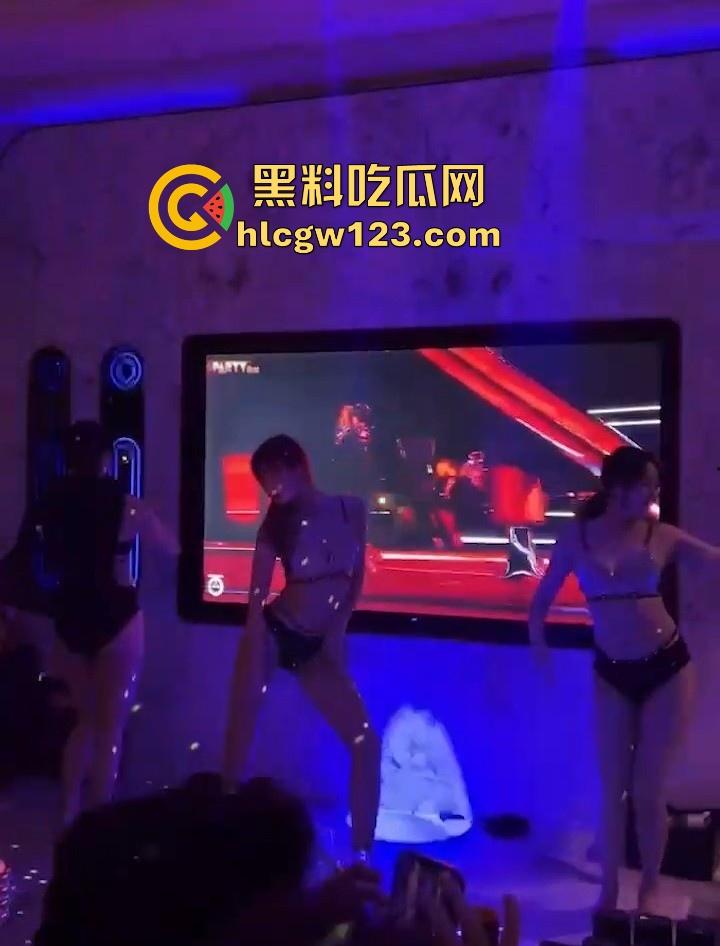 KTV包厢的淫乱现场 汉服美女曼妙舞姿后脱衣艳舞大秀 白皙娇躯性感内衣尽显 扭臀热舞媚眼挑逗 诱惑到极致!-4
