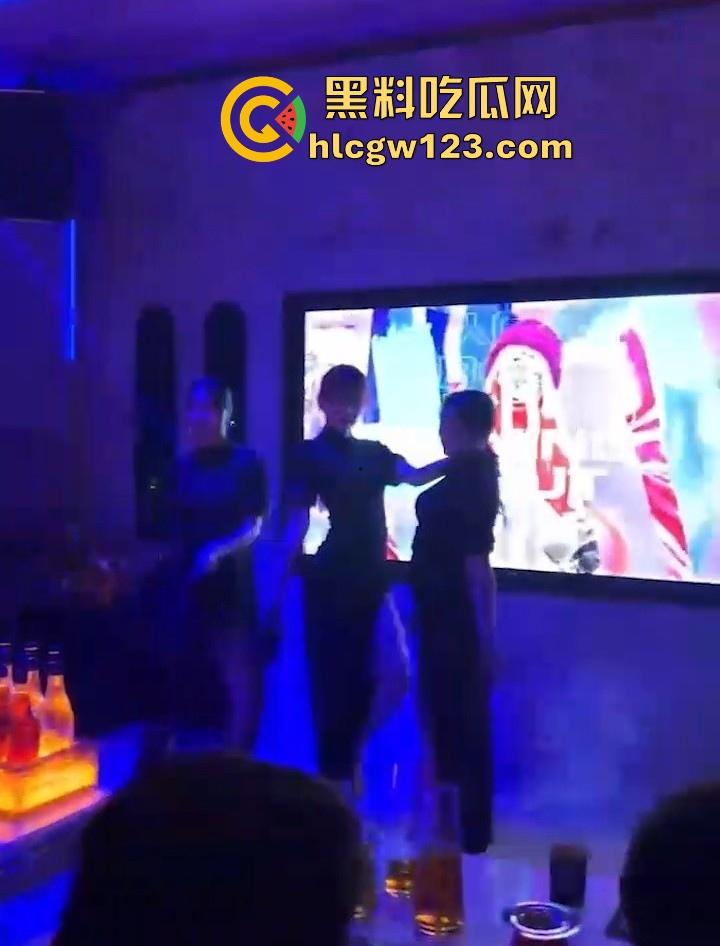 KTV包厢的淫乱现场 汉服美女曼妙舞姿后脱衣艳舞大秀 白皙娇躯性感内衣尽显 扭臀热舞媚眼挑逗 诱惑到极致!-7