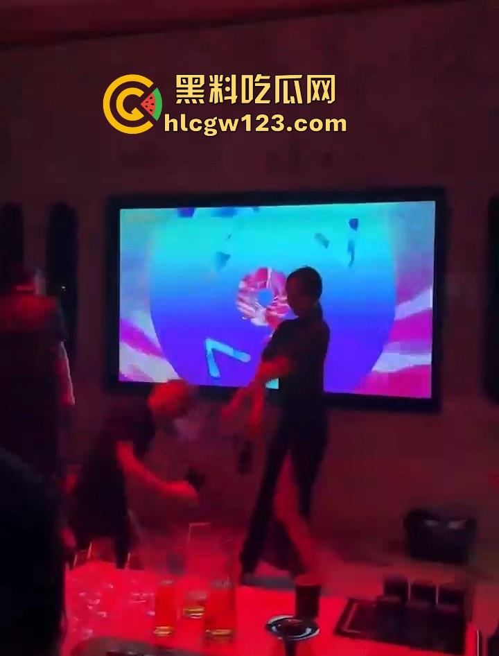 KTV包厢的淫乱现场 汉服美女曼妙舞姿后脱衣艳舞大秀 白皙娇躯性感内衣尽显 扭臀热舞媚眼挑逗 诱惑到极致!-8