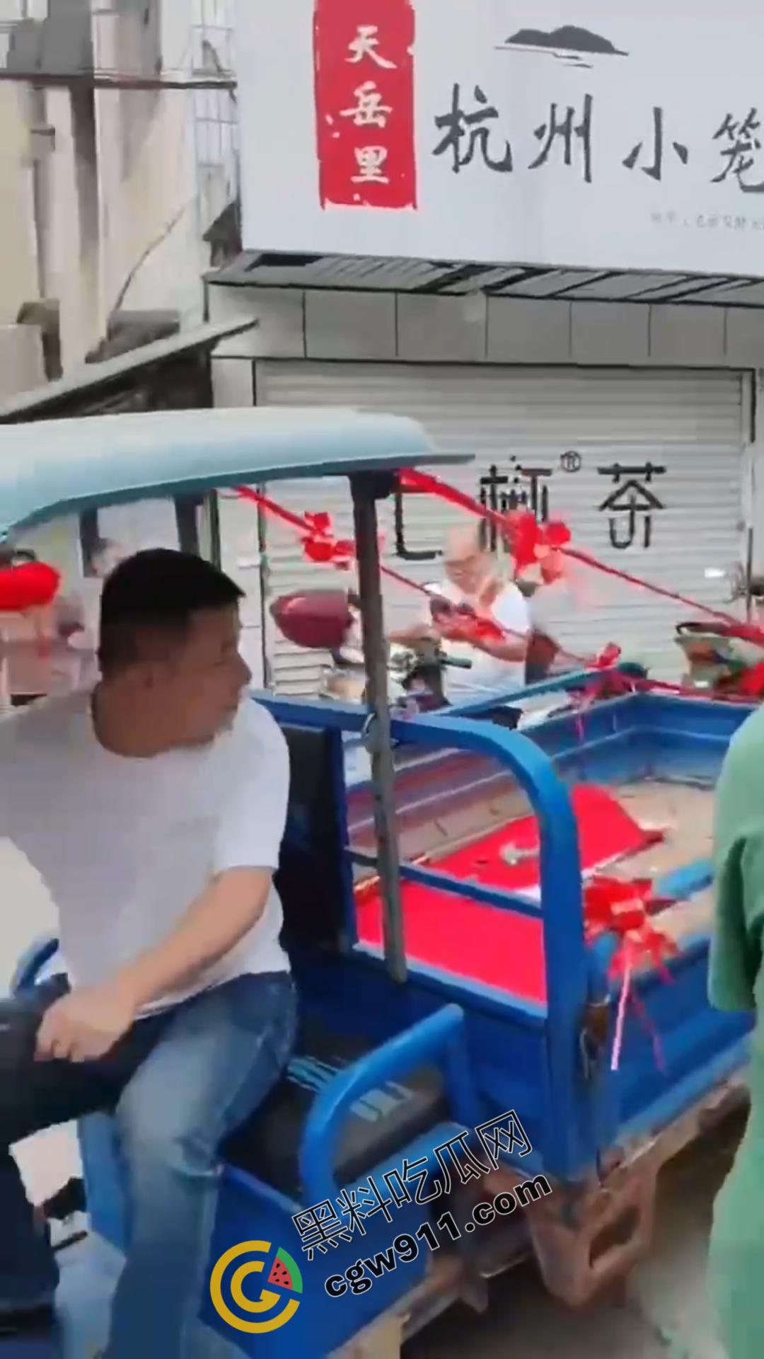 疯狂新潮!男人与充气娃娃狂热交欢,大操大办婚宴,现场嘉宾欢呼不断,意乱情迷的狂欢场面曝光!-1