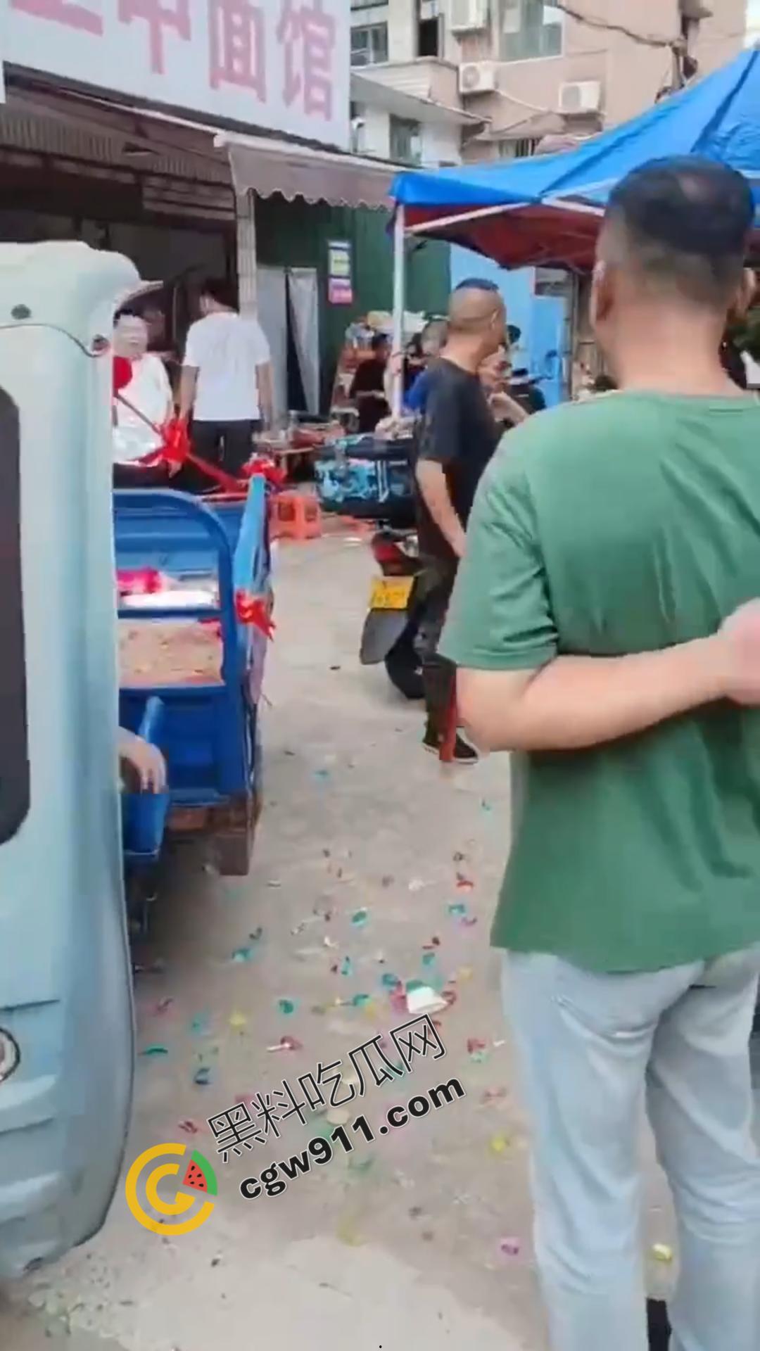 疯狂新潮!男人与充气娃娃狂热交欢,大操大办婚宴,现场嘉宾欢呼不断,意乱情迷的狂欢场面曝光!-2