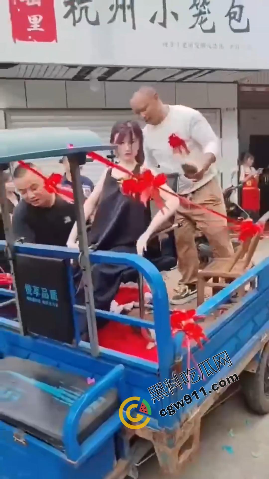 疯狂新潮!男人与充气娃娃狂热交欢,大操大办婚宴,现场嘉宾欢呼不断,意乱情迷的狂欢场面曝光!-5