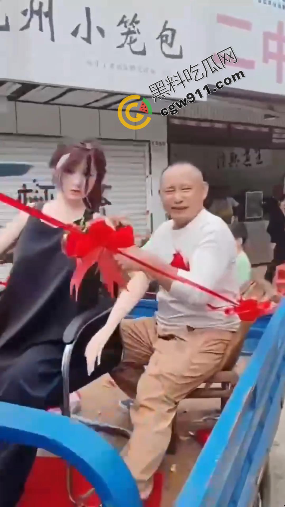 疯狂新潮!男人与充气娃娃狂热交欢,大操大办婚宴,现场嘉宾欢呼不断,意乱情迷的狂欢场面曝光!-7