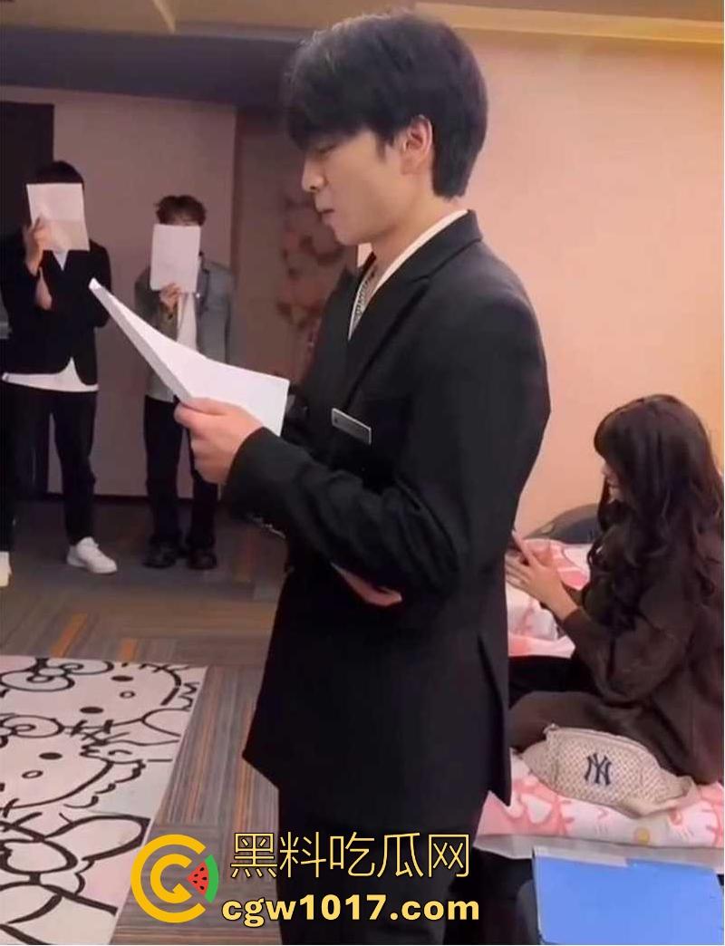 经济下行的今天KTV会所男模都变得正规化,每个言行举止都有规定,颜值只是入场券,想赚的更多那就得更努力!-2