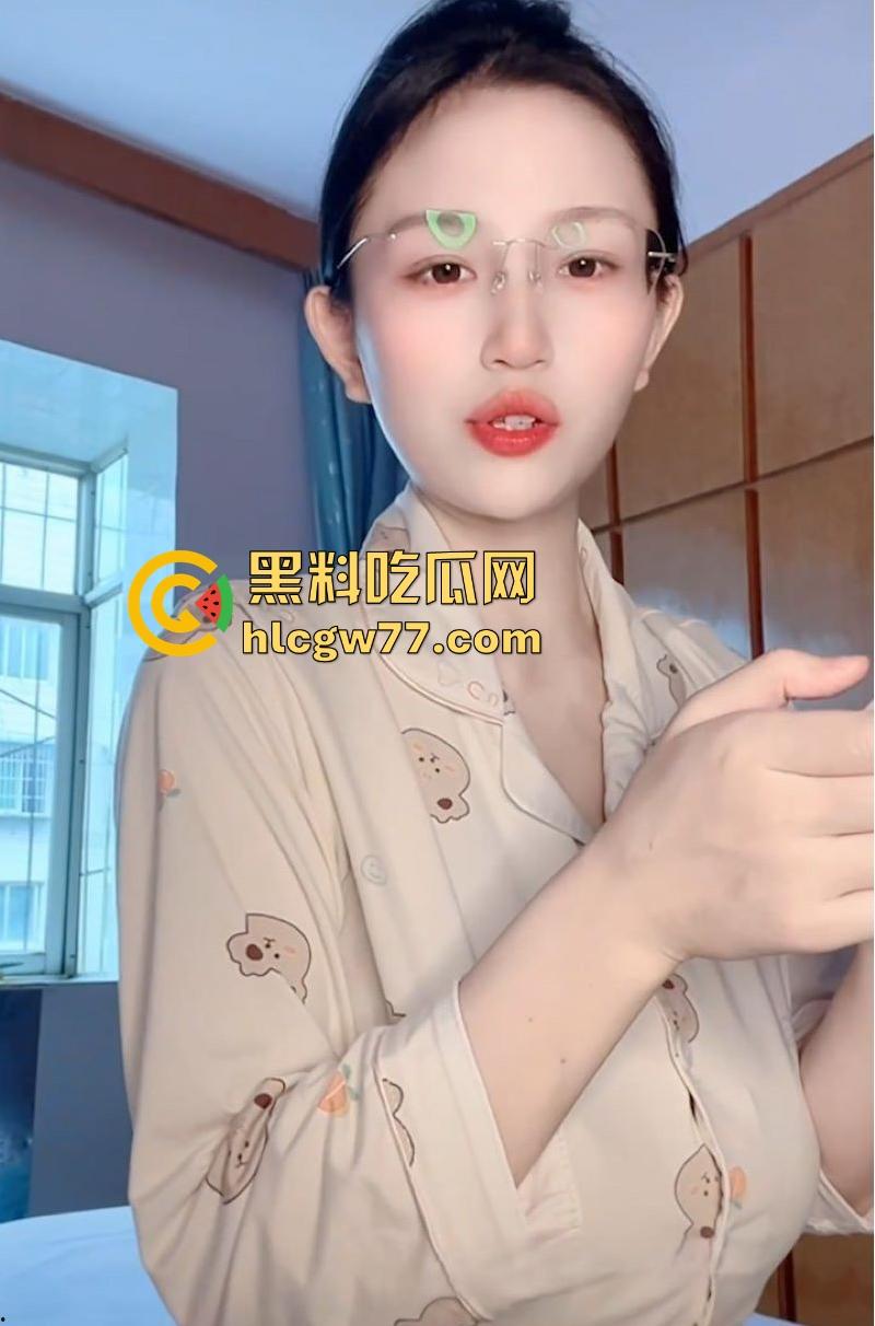快手哺乳期少妇【晨曦兔子】福利视频流出 极品巨乳被不停揉捏奶水四溢 水晶棒自慰高潮不断!-2