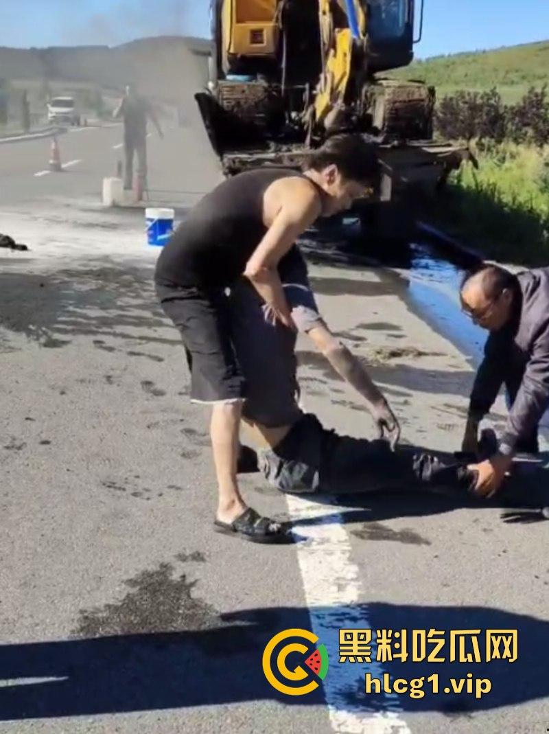 救火轮胎爆炸 内蒙古兴安盟科尔沁右翼前旗三岔镇把挖机师傅给炸懵逼了!-1