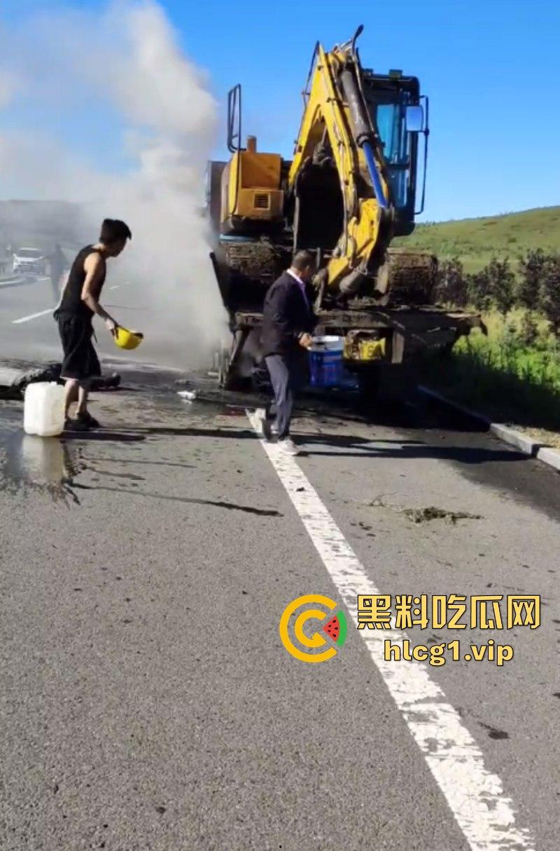 救火轮胎爆炸 内蒙古兴安盟科尔沁右翼前旗三岔镇把挖机师傅给炸懵逼了!-2