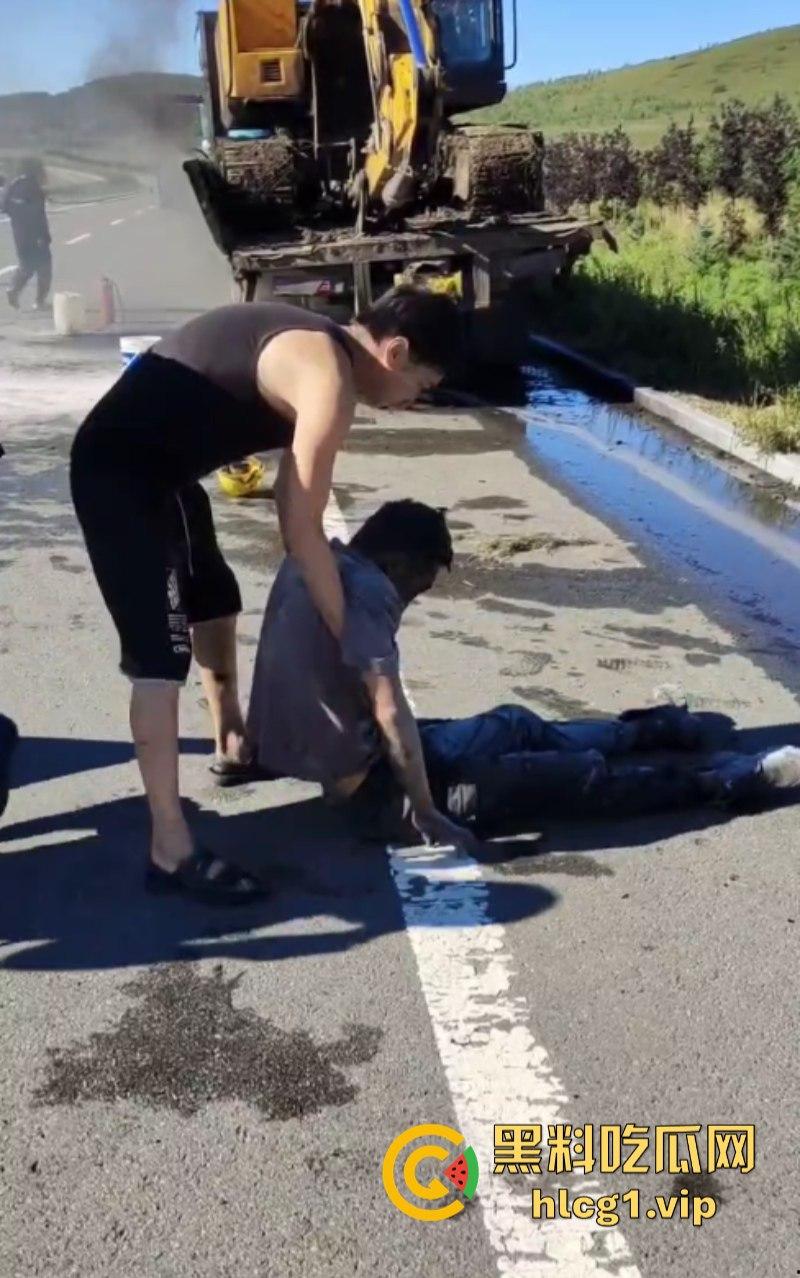 救火轮胎爆炸 内蒙古兴安盟科尔沁右翼前旗三岔镇把挖机师傅给炸懵逼了!-4