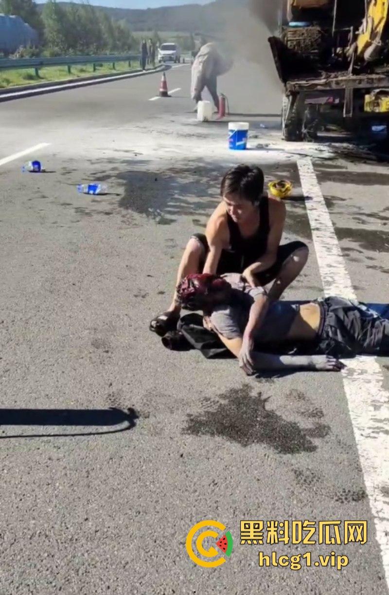 救火轮胎爆炸 内蒙古兴安盟科尔沁右翼前旗三岔镇把挖机师傅给炸懵逼了!-5