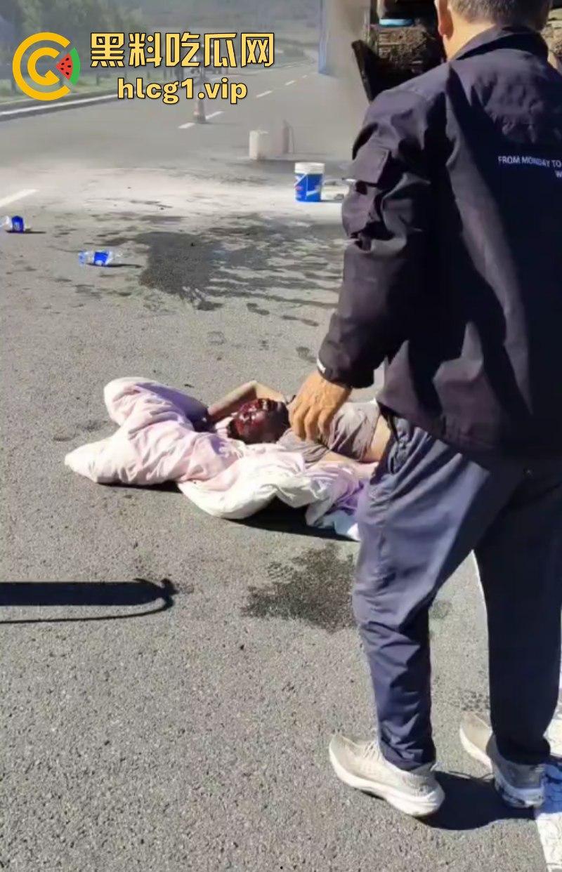 救火轮胎爆炸 内蒙古兴安盟科尔沁右翼前旗三岔镇把挖机师傅给炸懵逼了!-7