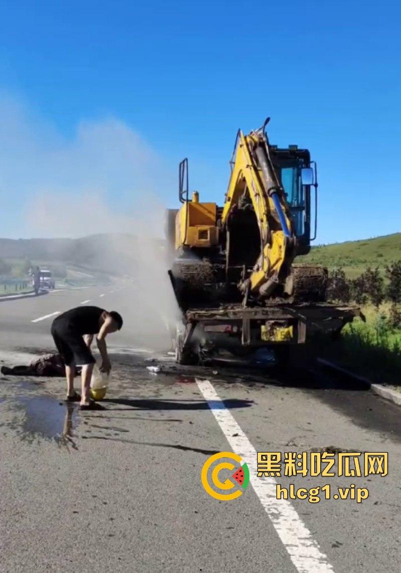救火轮胎爆炸 内蒙古兴安盟科尔沁右翼前旗三岔镇把挖机师傅给炸懵逼了!-8