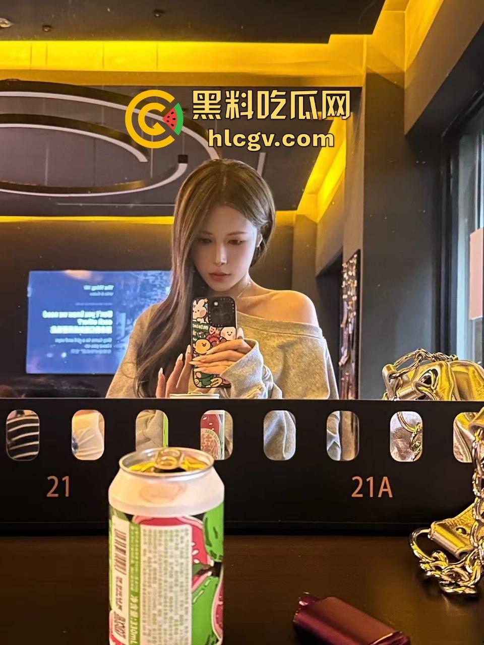 拜金女『 林诗曼 』日逼全能多线操作！一边被草一边语音和闺蜜聊男友内射问题，她这是在草间关怀！-8